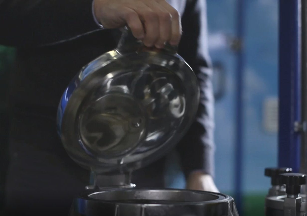 Technicien ouvrant le bol d'un filtre inox pendant une visite de maintenance
