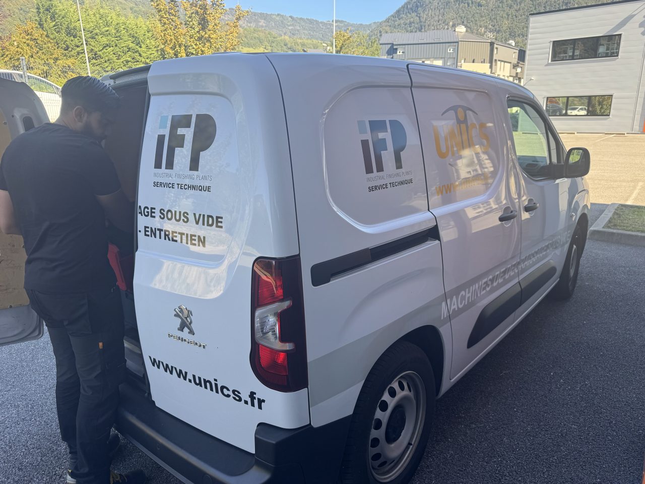 Technicien UNICS chargeant l'utilitaire du service technique IFP EUROPE avant une intervention